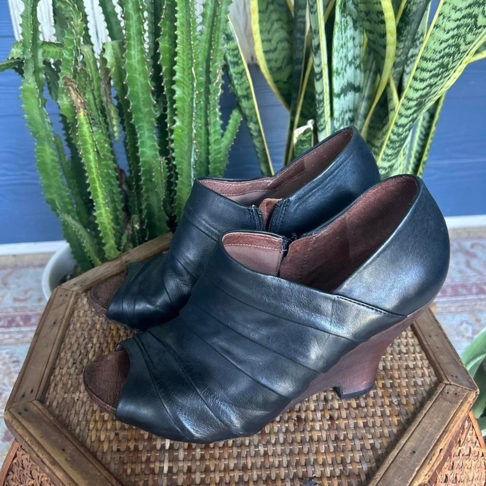 Anthropologie Naya‎ Genesis Scrunch Leather Peep Toe Wedge with a wooden heel